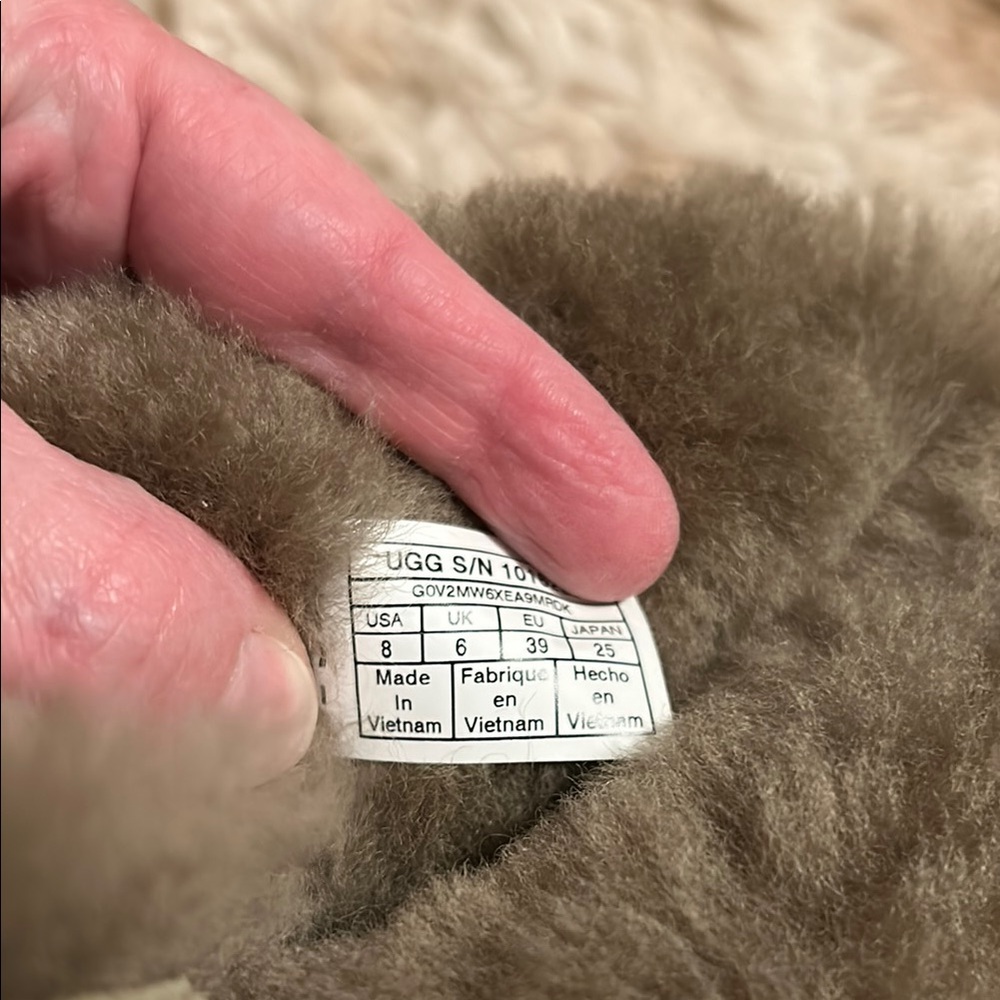 Women's Shearling-Lined Ugg Boots - Picture 6 of 7